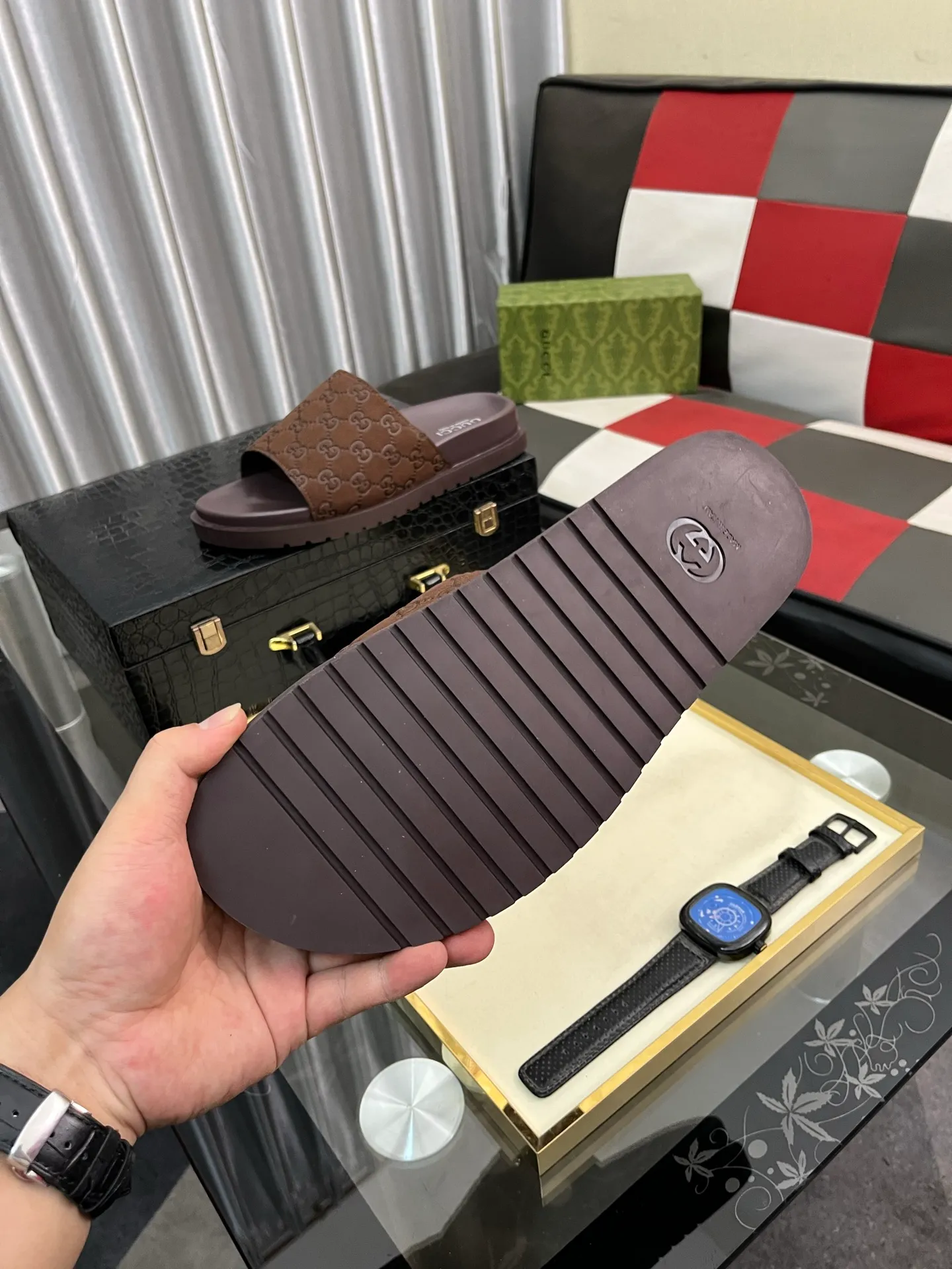 Men's shoes 💰320⌚️⌚️ (gucci-Gucci) New men's slippers, high-end boutique, made of cowhide, with exquisite embossed logo decoration on the upper, fine workmanship, super soft soles, casual, loose and comfortable, a must-have in summer! \nsize：38-44